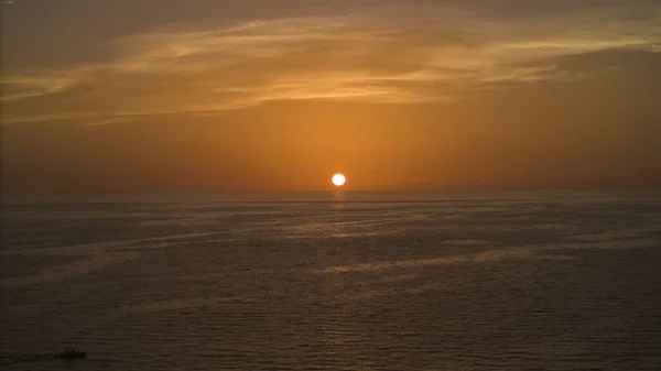 Dramatik Okyanus Batımı Yanan Gökyüzü Parlayan Altın Dalgalar Okyanus Sahili - Stok İmaj
