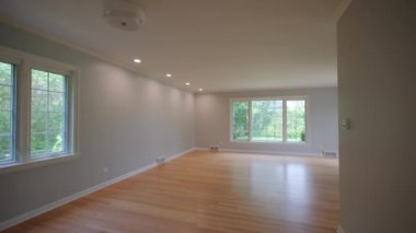 Modern evdeki beyaz duvar. Evin içi bomboş, geniş kamera görüntüsü var. Yüksek kalite 4k görüntü