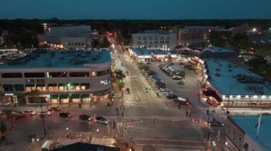 Naperville şehir merkezinin gece vakti geniş hava aracı görüntüsü. Naperville lL, ABD. 28 Haziran 2023. Yüksek kalite 4k görüntü