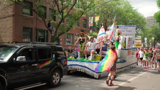 Gran Cantidad Gente Caminando Desfile Del Orgullo Mirando Desfile Chicago — Vídeos de Stock