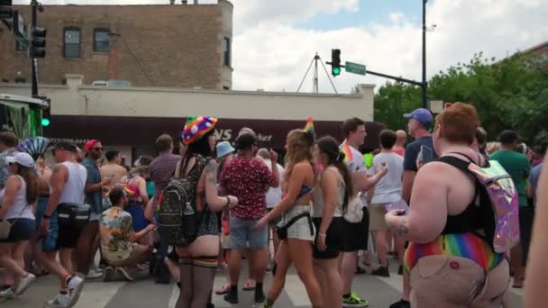 Gente Caminando Desfile Del Orgullo Mirando Desfile Elemento Desfile Amplio — Vídeos de Stock