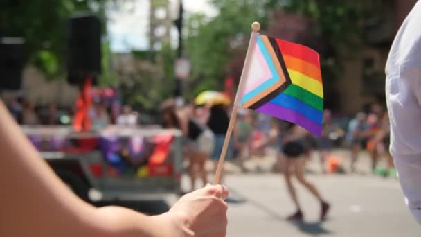 Hand Vasthouden Pride Flag Mensen Trots Parade Dichtbij Schot Hoge — Stockvideo
