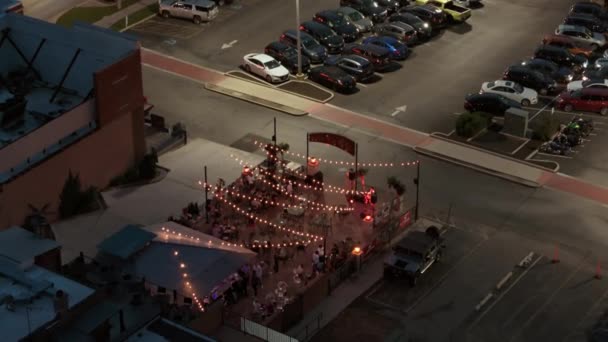 Menschen Sitzen Zusammen Und Essen Restaurant Outdoor Luftaufnahme Von Oben — Stockvideo