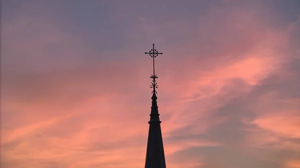 Die Silhouette Des Kreuzes Und Des Kirchturms Bei Sonnenaufgang Und — Stockfoto