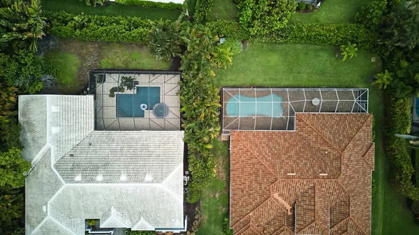 Florida 'daki havuz ve veranda manzaralı evler. Yüksek kalite fotoğraf