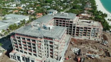 Daire inşaatı ya da sahilde bir otel kompleksi. Havadan geniş açı. Yüksek kalite 4k görüntü