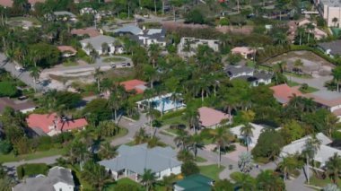 Körfezin ve Napoli, Florida 'daki binaların gündüz saatlerinde insansız hava aracı görüntüleri. Gayrimenkul işi. Yüksek kalite 4k görüntü