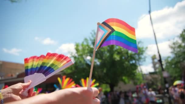 Sostenga Bandera Del Orgullo Gente Desfile Del Orgullo Vista Cerca — Vídeos de Stock