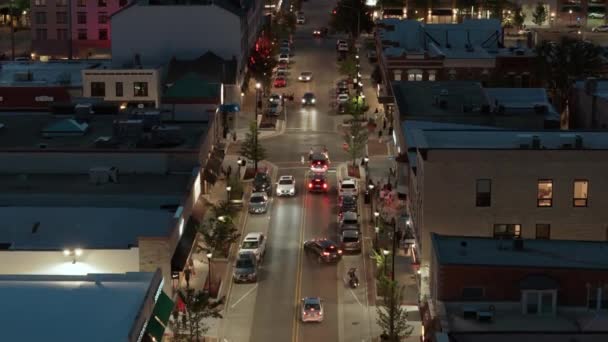 Rua Noturna Cidade Carros Pessoas Movem Estrada Drone Acima Tiro — Vídeo de Stock