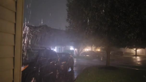 Zware Regenbuien Vallen Straat Buurt Van Familiehuizen Zware Storm Nacht — Stockvideo