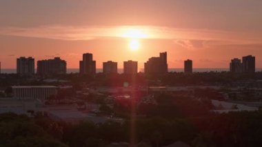Turuncu gün batımı ve Florida 'daki Napoli sahillerindeki yüksek binaların siluetleri. Yüksek kalite 4k görüntü