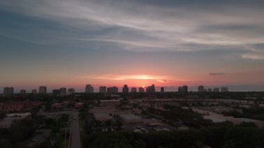 Turuncu gün batımı ve Florida 'daki Napoli sahillerindeki yüksek binaların siluetleri. Geniş açı. Yüksek kalite 4k görüntü
