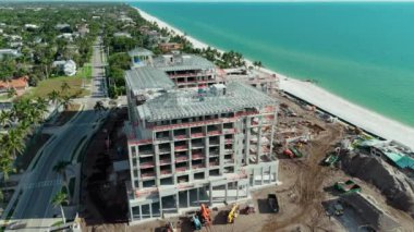 Daire inşaatı ya da sahilde bir otel kompleksi. Havadan geniş görüş. Yüksek kalite 4k görüntü