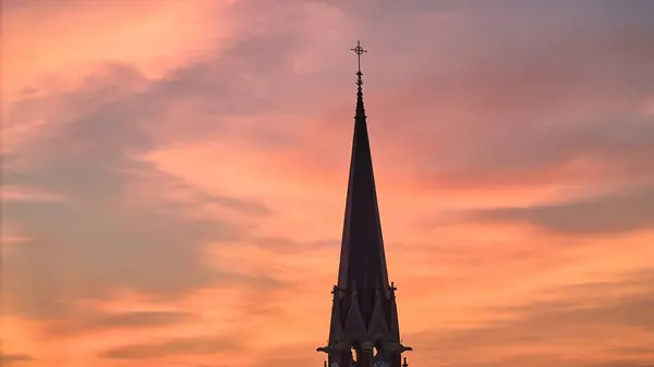 Kereszt Sziluettje Templom Harangtornya Napkeltekor Naplementekor Drónlövés Kiváló Minőségű Fénykép Stock Fotó