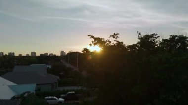 Turuncu gün batımı ve Florida 'daki Napoli sahillerindeki yüksek binaların siluetleri. Geniş açı. Yüksek kalite 4k görüntü