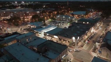 Geniş Hava Drone görüntüleri. Naperville şehir merkezinde, gece vakti. Naperville lL, ABD. 28 Haziran 2023. Yüksek kalite 4k görüntü