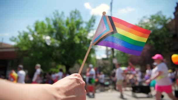 Sostenga Bandera Del Orgullo Gente Desfile Del Orgullo Primer Plano — Vídeos de Stock