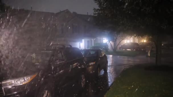 Lluvia Fuerte Lluvia Cae Calle Cerca Las Casas Familiares Noche — Vídeo de stock