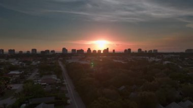 Turuncu gün batımı ve Florida 'daki Napoli sahillerindeki yüksek binaların siluetleri. Geniş açı. Yüksek kalite 4k görüntü