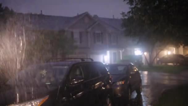 Silný Dešťový Déšť Padá Ulici Poblíž Rodinných Domů Těžká Noční — Stock video