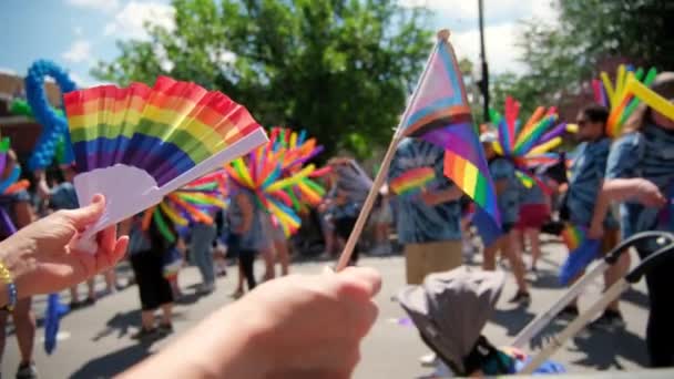 Sostenga Bandera Del Orgullo Gente Desfile Del Orgullo Mira Cerca — Vídeos de Stock
