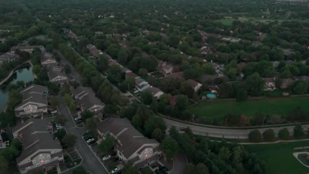 Bostadshus Förorten Nära Staden Kvällstid Ett Fastighetsdrönarskott Högkvalitativ Film — Stockvideo