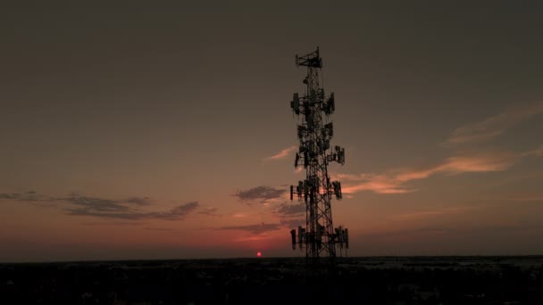 日没時の街並みにあるテレビやラジオのタワー 高品質の4K映像 — ストック動画