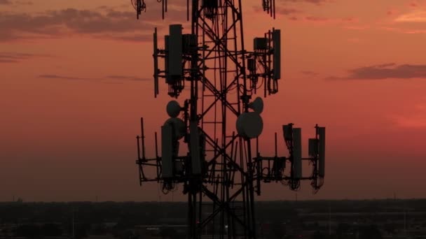 日没時の街並みにあるテレビやラジオのタワー エアリアルズームショット 高品質の4K映像 — ストック動画