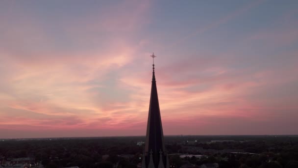 日の出 日没時に十字架と教会の鐘楼のシルエット 航空ショット 高品質の4K映像 — ストック動画