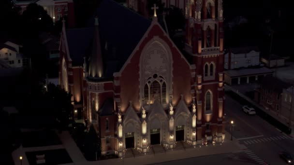 日没の郊外にある大きなカトリック教会 エアリアルズームショット 高品質の4K映像 — ストック動画