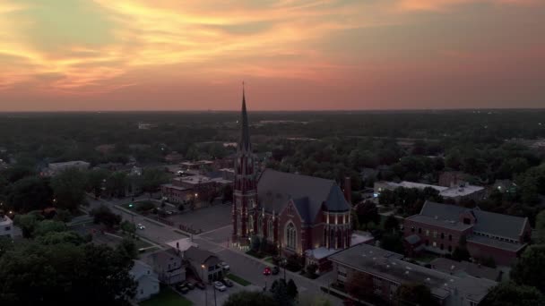 日没の郊外にある大きなカトリック教会 航空ショット 高品質の4K映像 — ストック動画