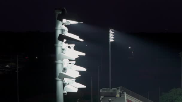 スタジアムとナイトシティのライトタワー クローズアップ 高品質の4K映像 — ストック動画