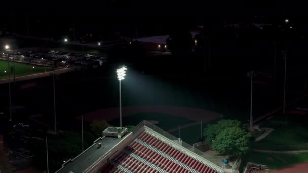 Lichttoren Van Een Stadion Een Nachtstad Hoge Kwaliteit Beeldmateriaal — Stockvideo