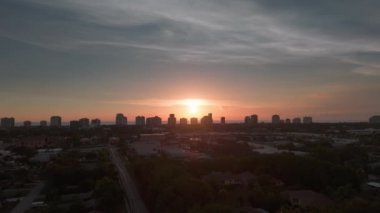 Florida, Napoli sahilindeki yüksek binaların günbatımı ve siluetleri. Geniş açı. Yüksek kalite 4k görüntü