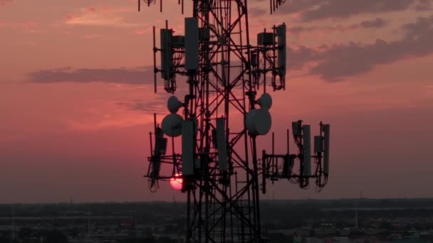 日没時の街並みにあるテレビやラジオのタワー 空中ズームビュー 高品質の4K映像 — ストック動画