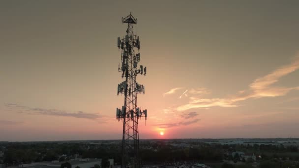 Fernseh Oder Radiotelefonmasten Einem Stadtbild Bei Sonnenuntergang Breiter Drohnenschuss Hochwertiges — Stockvideo