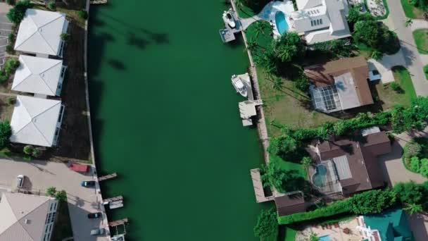 Drohne Über Schuss Viele Privathäuser Ufer Der Bucht Hochwertiges Filmmaterial — Stockvideo