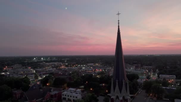 日の出 日没時に十字架と教会の鐘楼のシルエット ドローンショット 高品質の4K映像 — ストック動画
