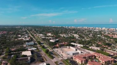 Depo inşaatı. Işık göstergesi çerçevesinde sanayi binası. Geniş çaplı İHA atışı. Florida mı? Geniş açı. Yüksek kalite 4k görüntü