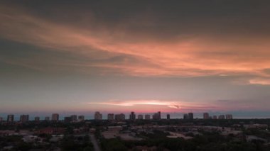 Turuncu gün batımı ve Florida 'daki Napoli sahillerindeki yüksek binaların siluetleri. Geniş çaplı İHA atışı. Yüksek kalite 4k görüntü