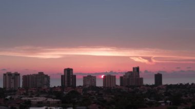 Turuncu gün batımı ve Florida 'daki Napoli kıyılarındaki yüksek binaların siluetleri. Hava yakınlaştırma görüntüsü. Yüksek kalite 4k görüntü