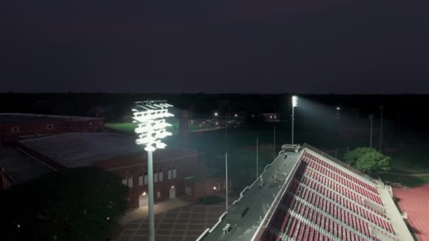 Φωτεινό Πύργο Ενός Σταδίου Και Μια Νυχτερινή Πόλη Ευρεία Εναέρια — Αρχείο Βίντεο