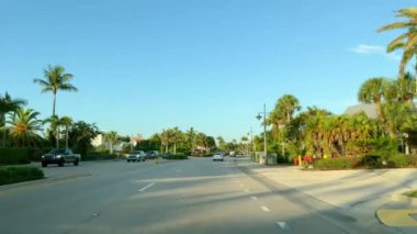 Bakış açısına göre araç Florida 'da sürüyor. Trafikte arabaları olan bir yol. Yüksek kalite 4k görüntü