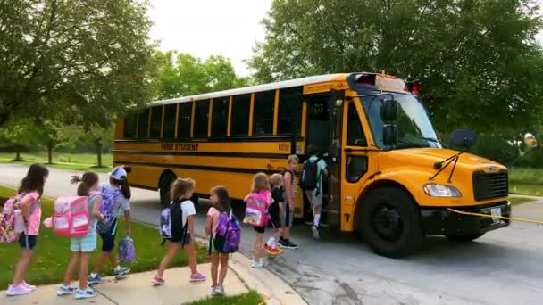 Naperville Usa Září 2023 Žlutý Školní Autobus Projíždějící Ulicí Vysoce — Stock video