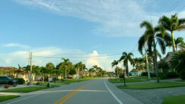 Florida 'da geniş açılı POV araba sürücüsü. Trafikte arabaları olan bir yol. Yüksek kalite 4k görüntü