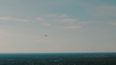 Helikopter şehrin üzerinde uçuyor. - Evet. Yüksek kalite 4k görüntü