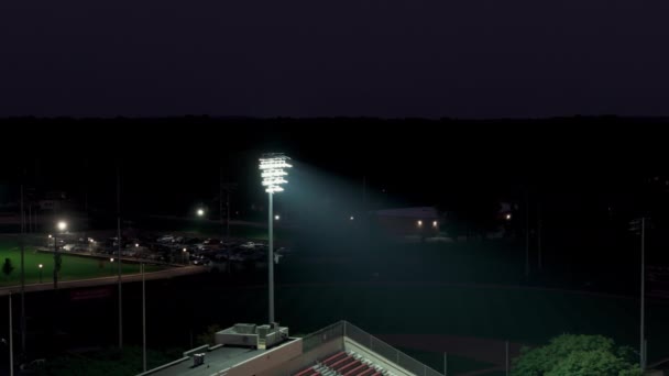 Световая Башня Стадиона Ночное Время Широкий Вид Воздуха Высококачественные Кадры — стоковое видео
