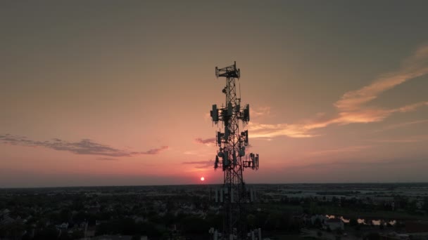 日没時の街並みにあるテレビやラジオのタワー ワイドドローン映像 高品質の4K映像 — ストック動画