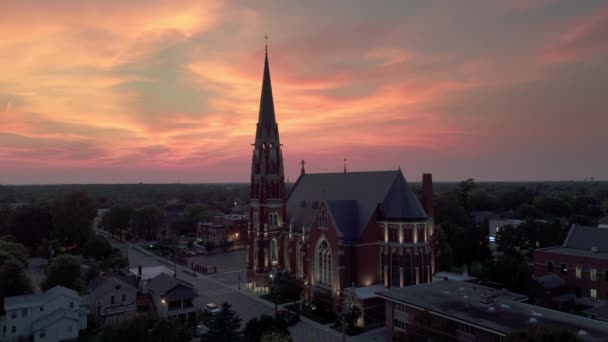 日没の郊外にある大きなカトリック教会 ドローンワイド映像 高品質の4K映像 — ストック動画