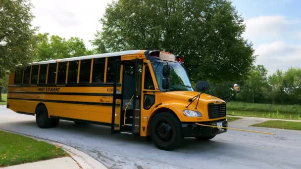Naperville Usa Sseptember 2023 Yellow School Bus Street Высококачественные Кадры — стоковое видео